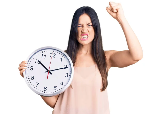 Jeune Belle Femme Caucasienne Tenant Une Grosse Horloge Agacée Frustrée — Photo