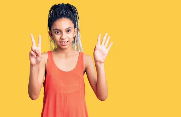 Sevimli Afro Amerikalı Kız Günlük Kıyafetler Giyip Yedi Numaralı Parmaklarıyla — Stok fotoğraf