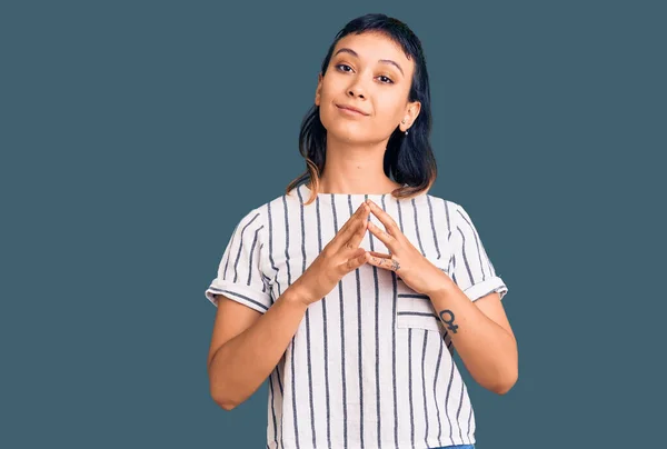 Mujer Joven Vistiendo Ropa Casual Con Las Manos Juntas Los —  Fotos de Stock