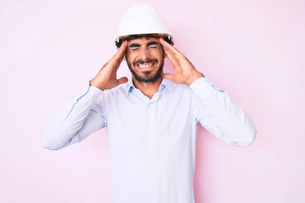 Jovem Bonito Com Cabelo Encaracolado Urso Vestindo Chapéu Duro Arquiteto — Fotografia de Stock