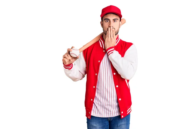 Fiatal Jóképű Férfi Baseball Ütővel Labdával Szájában Kézzel Sokkolva Félve — Stock Fotó