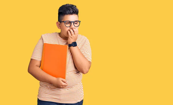 Kleiner Junge Mit Buch Der Hand Und Brille Gelangweilt Gähnend — Stockfoto