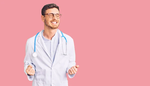 Jovem Bonito Com Urso Vestindo Uniforme Médico Muito Feliz Animado — Fotografia de Stock