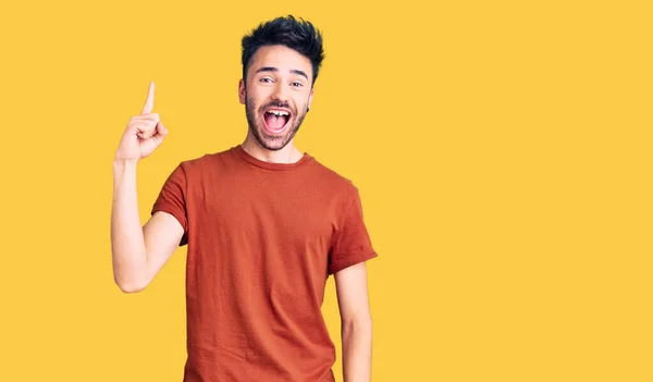 Gündelik Kıyafetler Giyen Genç Spanyol Adam Başarılı Bir Fikirle Işaret — Stok fotoğraf
