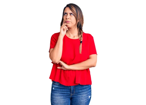 Junge Schöne Frau Lässigem Shirt Ernstes Gesicht Beim Nachdenken Über — Stockfoto