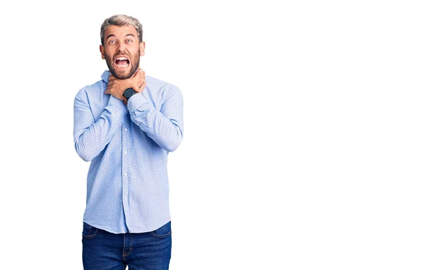 Homem Loiro Bonito Jovem Vestindo Camisa Elegante Gritando Sufocar Porque — Fotografia de Stock