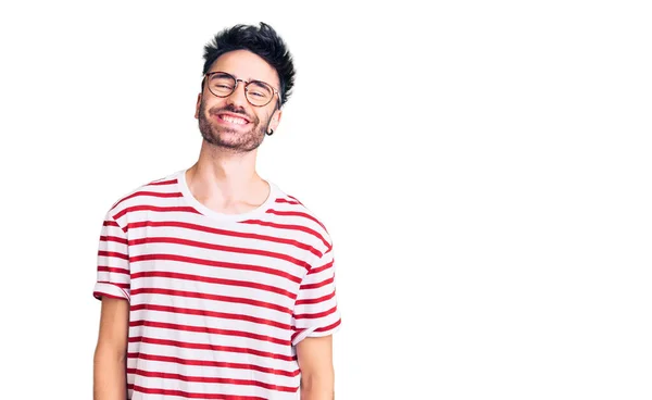 Jonge Spaanse Man Draagt Casual Kleding Met Een Vrolijke Koele — Stockfoto