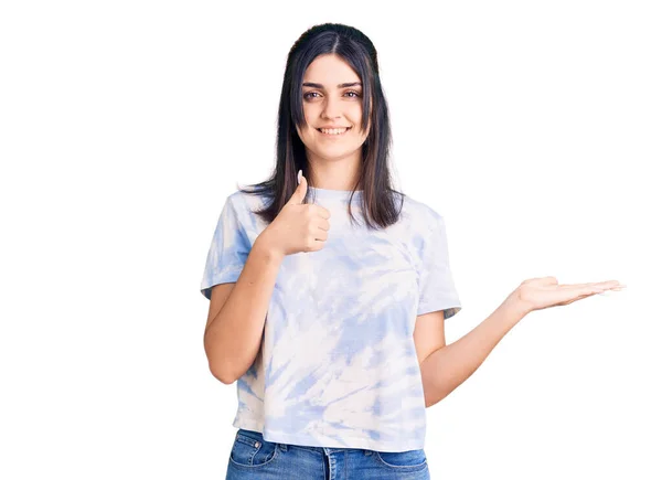 Menina Bonita Nova Vestindo Camisa Casual Mostrando Mão Palma Fazendo — Fotografia de Stock