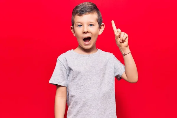 Ragazzo Biondo Carino Che Indossa Vestiti Casual Che Puntano Dito — Foto Stock