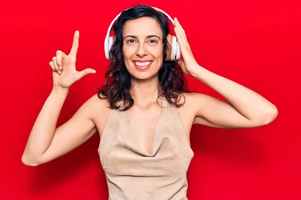 Νεαρή Όμορφη Ισπανόφωνη Γυναίκα Που Ακούει Μουσική Χρησιμοποιώντας Ακουστικά Χαμογελώντας — Φωτογραφία Αρχείου