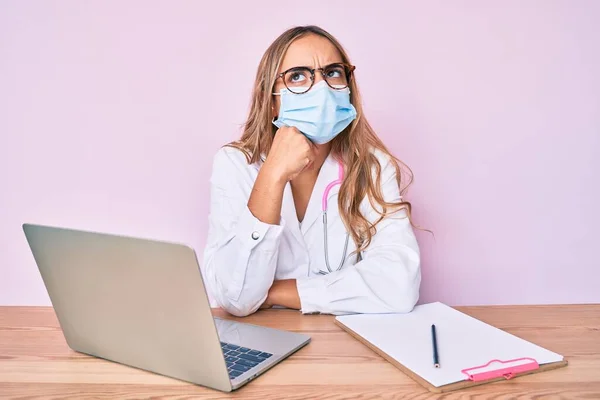 Ung Vacker Blond Kvinna Bär Läkare Uniform Och Medicinsk Mask — Stockfoto