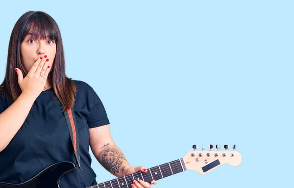 Junge Size Frau Die Gitarre Spielt Und Den Mund Mit — Stockfoto