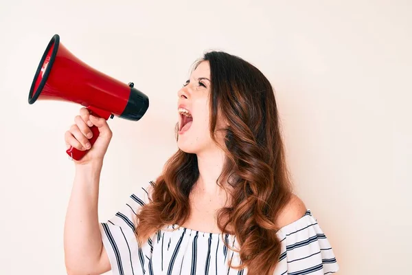 Junge Frau Schreit Aufgeregt Mit Megafon Schreit Und Protestiert — Stockfoto