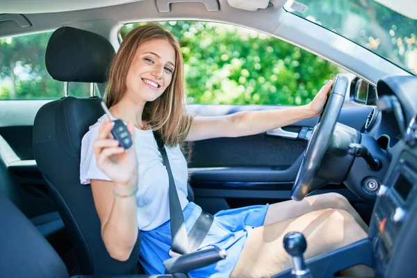 Jovem Bela Mulher Loira Sorrindo Feliz Sentado Carro Mostrando Chave — Fotografia de Stock