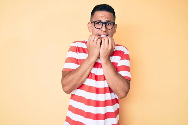 Homem Latino Bonito Jovem Vestindo Roupas Casuais Óculos Olhando Estressado — Fotografia de Stock