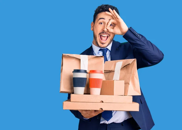 Giovane Uomo Ispanico Indossa Vestito Tenendo Caffè Asporto Cibo Sorridente — Foto Stock