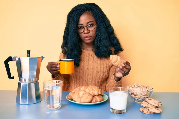 Jeune Femme Afro Américaine Mangeant Petit Déjeuner Tenant Croissant Déprimé — Photo