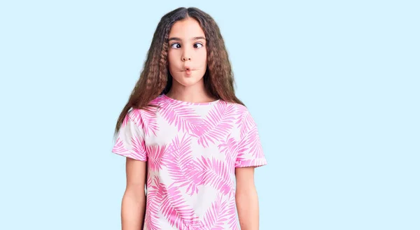 Söt Hispanic Barn Flicka Bär Casual Kläder Gör Fisk Ansikte — Stockfoto