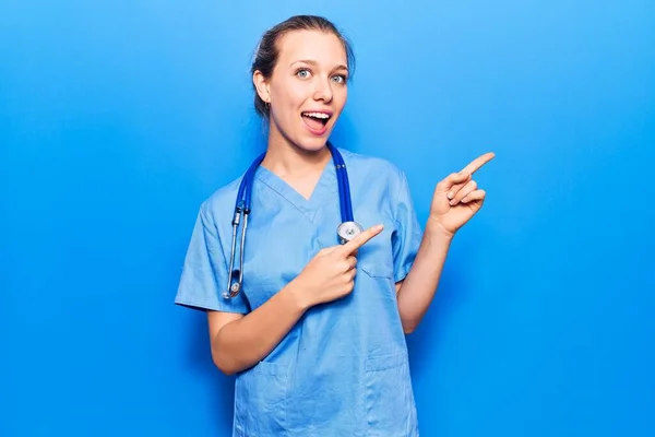 Doktor Üniforması Steteskop Giymiş Genç Sarışın Kadın Gülümsüyor Kameraya Bakıyor — Stok fotoğraf