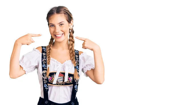Schöne Kaukasische Frau Mit Blonden Haaren Die Oktoberfest Tracht Trägt — Stockfoto