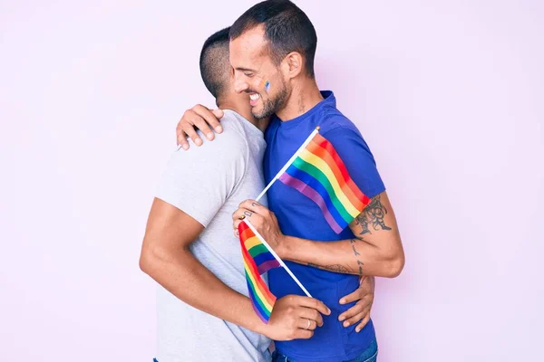 Unga Par Homosexuella Män Tillsammans Förälskade Håller Homosexuell Stolthet Färgglad — Stockfoto