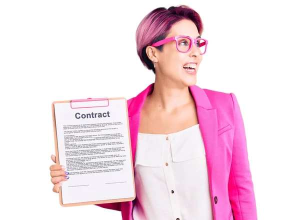 Młoda Piękna Kobieta Różowymi Włosami Trzymając Schowek Dokumentem Kontraktowym Patrząc — Zdjęcie stockowe