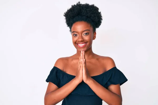Νεαρή Αφροαμερικανή Που Φοράει Καθημερινά Ρούχα Και Προσεύχεται Χέρια Ενωμένα — Φωτογραφία Αρχείου