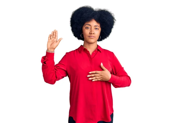 Junges Afrikanisch Amerikanisches Mädchen Lässiger Kleidung Schwört Mit Der Hand — Stockfoto