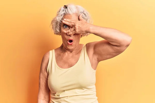 Starší Šedovlasá Žena Neformálním Oblečení Vykukuje Šoku Zakrývající Obličej Oči — Stock fotografie