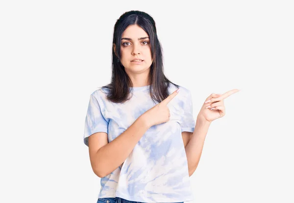 아무렇지도 티셔츠를 소녀가 양손을 걱정하고 긴장하며 걱정하고 표정을 있습니다 — 스톡 사진