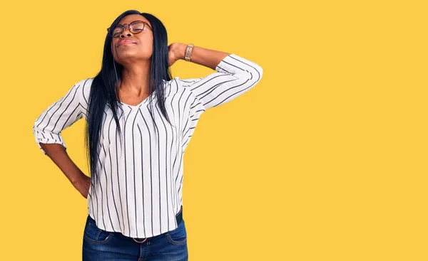 Mujer Afroamericana Joven Con Ropa Casual Gafas Que Sufren Dolor —  Fotos de Stock