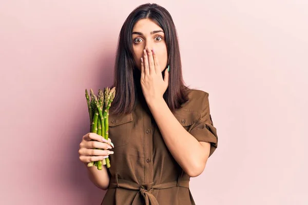 Jong Mooi Meisje Met Asperges Die Mond Bedekken Met Hand — Stockfoto