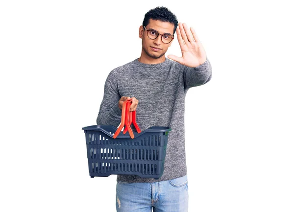 Hombre Joven Guapo Hispano Sosteniendo Cesta Compra Del Supermercado Con — Foto de Stock