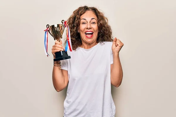 Mujer Mediana Edad Hermosa Exitosa Sosteniendo Trofeo Por Victoria Sobre — Foto de Stock