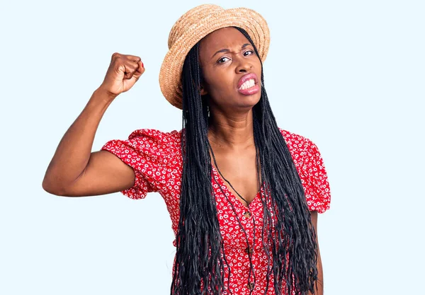 Junge Afrikanisch Amerikanische Frau Mit Sommermütze Wütend Und Wütend Die — Stockfoto