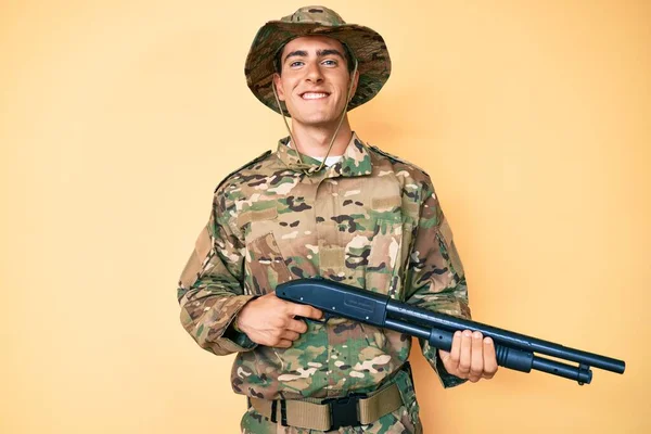 Young Handsome Man Wearing Camouflage Army Uniform Holding Shotgun Smiling — Stock Photo, Image