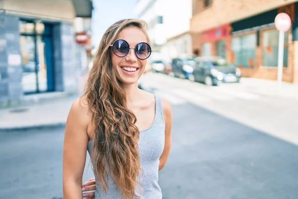 Jovem Loira Sorrindo Feliz Andando Rua Cidade — Fotografia de Stock