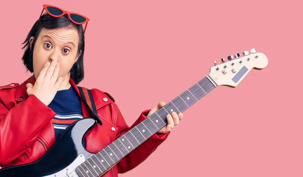 Mulher Morena Com Síndrome Tocando Guitarra Elétrica Cobrindo Boca Com — Fotografia de Stock