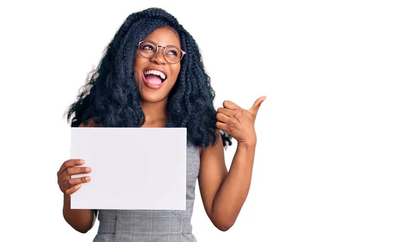 Piękna Afroamerykanka Trzymająca Pusty Sztandar Kciukiem Górze Uśmiechnięta Szczęśliwa Otwartymi — Zdjęcie stockowe