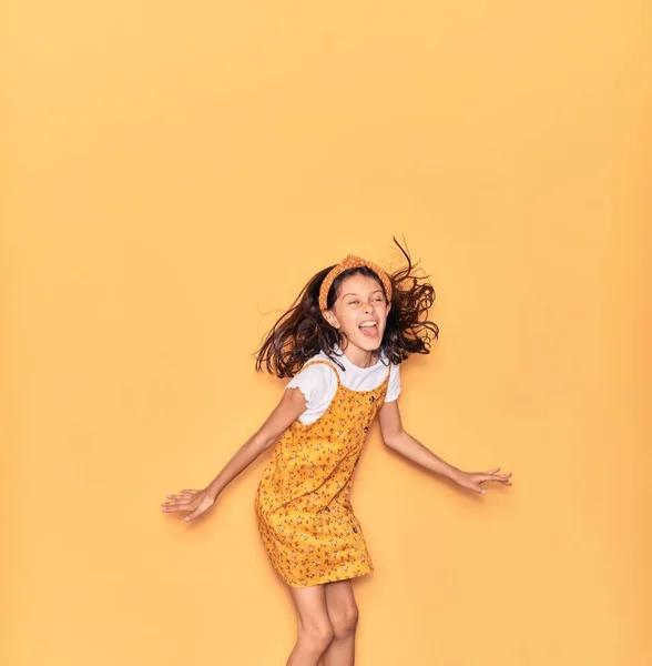 Schattig Latijns Amerikaans Kind Meisje Draagt Casual Jurk Diadeem Lachend — Stockfoto