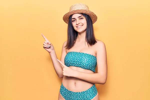 Joven Chica Hermosa Con Bikini Sombrero Verano Sonriendo Mirando Cámara — Foto de Stock