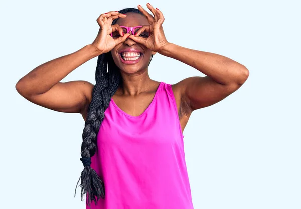 Νεαρή Αφροαμερικανή Γυναίκα Που Φοράει Καθημερινά Ρούχα Και Γυαλιά Κάνει — Φωτογραφία Αρχείου