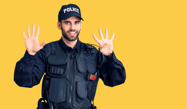 Ung Stilig Man Med Skägg Klädd Polisuniform Visar Och Pekar — Stockfoto