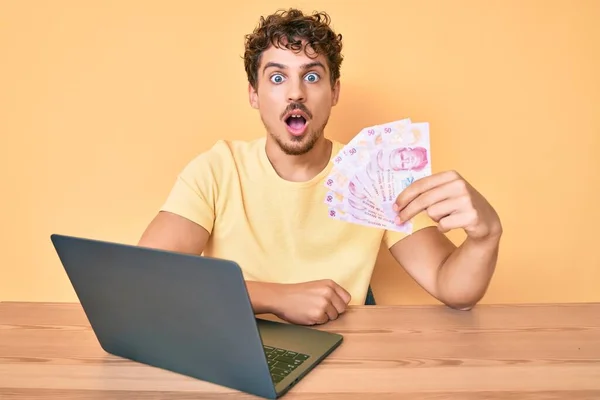 Joven Caucásico Con Pelo Rizado Sentado Mesa Trabajando Con Laptop —  Fotos de Stock