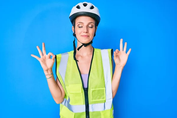 Giovane Ragazza Caucasica Indossa Casco Bici Gilet Riflettente Rilassarsi Sorridere — Foto Stock