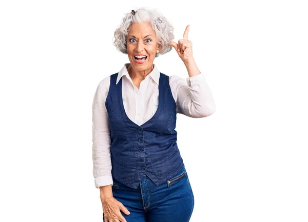 Ältere Grauhaarige Frau Lässiger Kleidung Zeigt Mit Erhobenem Zeigefinger Auf — Stockfoto