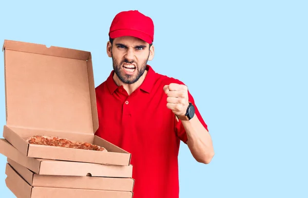 Sakallı Teslimat Üniforması Giyen Elinde Pizza Kutularıyla Sinirli Sinirli Bir — Stok fotoğraf