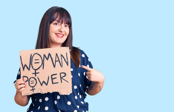 Junge Size Frau Mit Frauenpower Banner Lächelt Glücklich Und Zeigt — Stockfoto