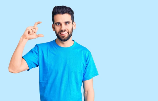 Joven Hombre Guapo Con Barba Que Lleva Camiseta Casual Sonriente —  Fotos de Stock