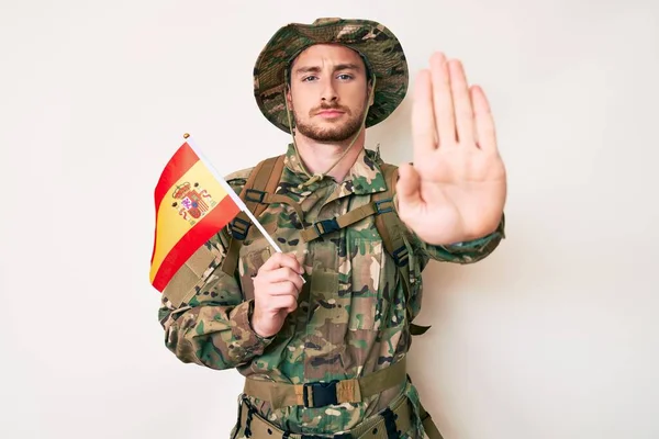 Kamuflaj Üniforması Giyen Beyaz Bir Genç Elinde Spanyol Bayrağı Elinde — Stok fotoğraf